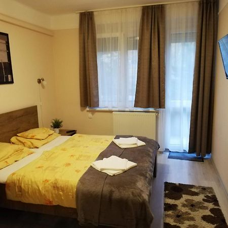 Tulip Family Apartments Егер Екстериор снимка