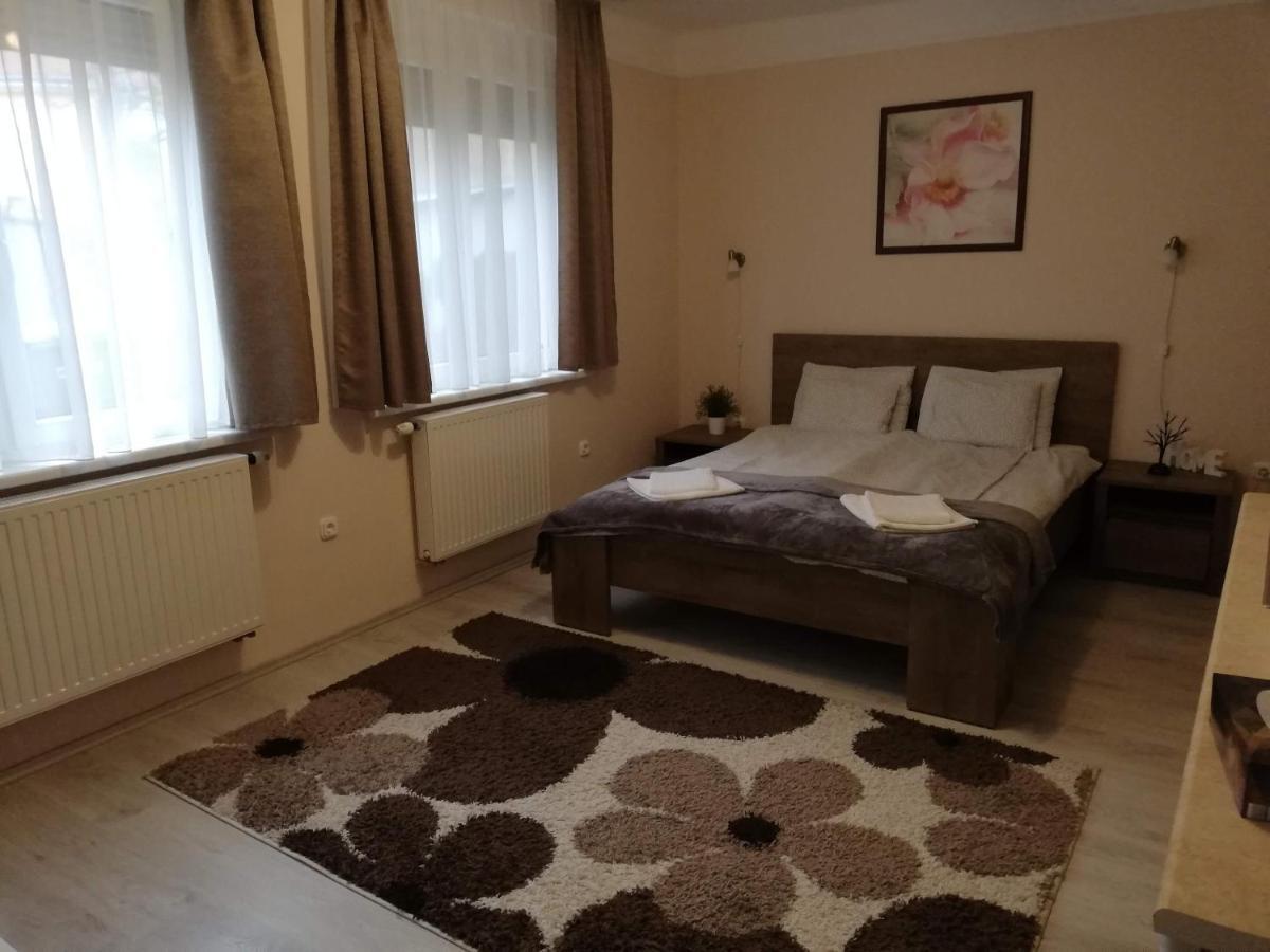 Tulip Family Apartments Егер Екстериор снимка
