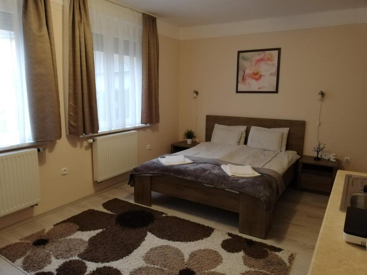 Tulip Family Apartments Егер Екстериор снимка