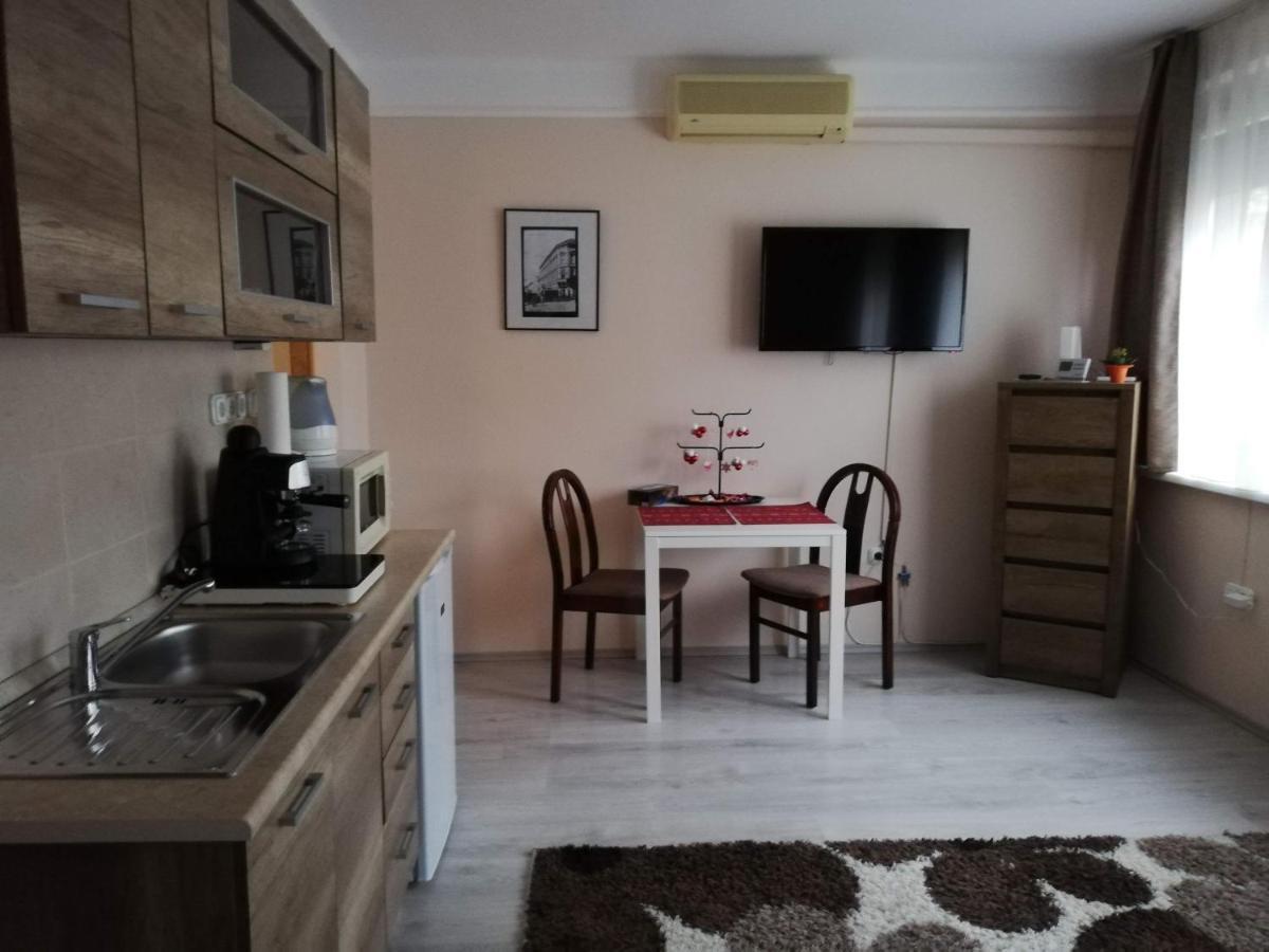 Tulip Family Apartments Егер Екстериор снимка